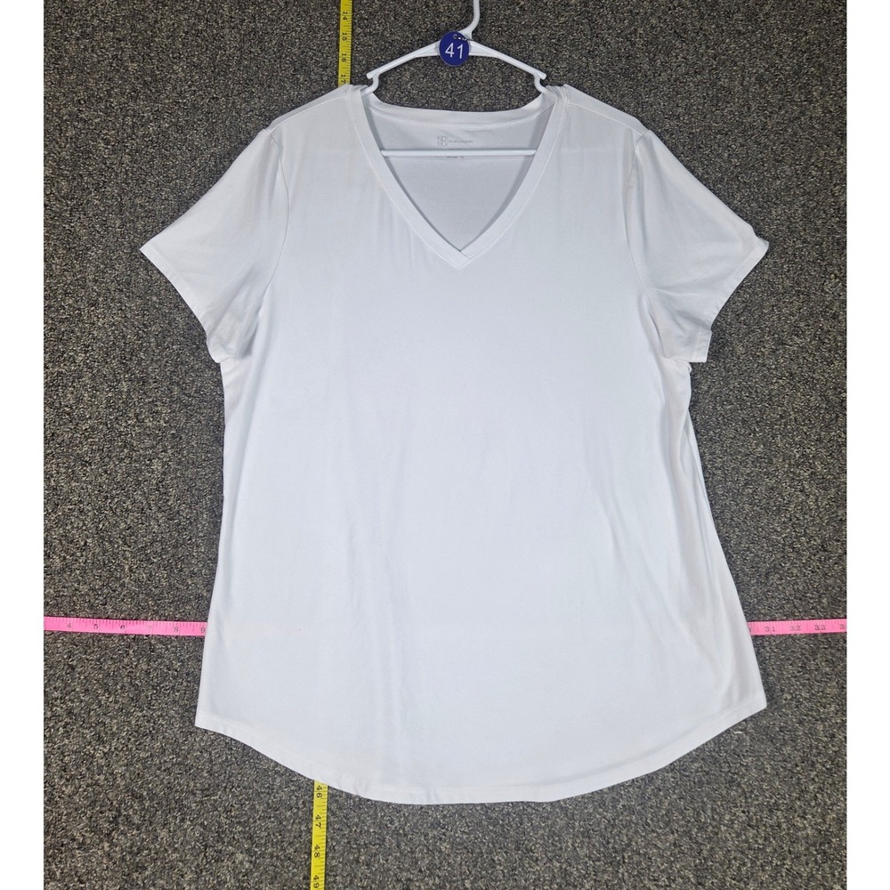 No Boundaries T-Shirt Womens XXL White V-Neck Short Sleeve Curved Hem Tee